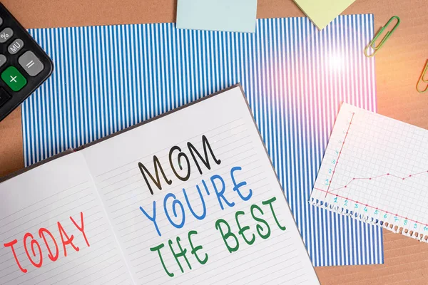 Skriva handstil och skriva "Mamma du är bäst". Begreppet betyder uppskattning för din mor kärlek känslor komplimang randig kartong anteckningsbok kartong kontor studie leveranser kartong papper. — Stockfoto