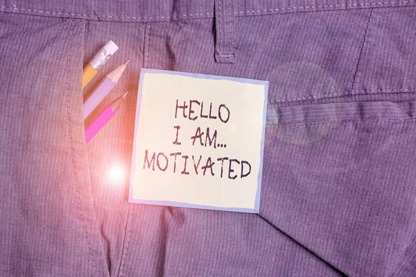 Tekstbord met Hello I Am Motivated. Conceptuele foto hebben innerlijke geluid om meer te doen in het werk of het leven Schrijfapparatuur en groene notitie papier in zak van de man werk broek. — Stockfoto