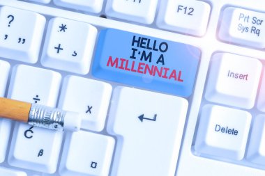 Hello I M A Millennial 'ı gösteren bir not yazıyorum. Şu anki yüzyılda genç yetişkinliğe erişildiğini gösteren iş fotoğrafı sergisi beyaz arkaplanının üzerinde not kağıdıyla birlikte beyaz pc klavye.