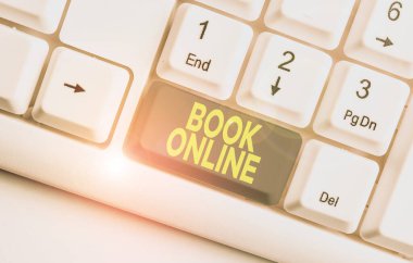 Book Online 'ı gösteren bir not yazıyorum. Sadece beyaz arkaplan üzerinde not kağıdı ile internet beyaz pc klavyesinde okunabilecek iş fotoğrafı görüntüleme kitap benzeri formu.