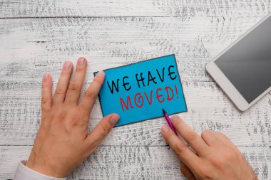 Taşındığımızı gösteren kavramsal el yazısı. İş fotoğrafı metni Bir konuttan başka bir yere gitmek için El yazma ekipmanı ve akıllı telefon yakınında not kağıdı tutun.