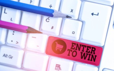 Enter To Win'i gösteren not yazma. Beyaz arka plan üzerinde not kağıdı ile ödül veya Beyaz pc klavye kazanma şansı için bir değer alışverişi gösteren İş fotoğraf.