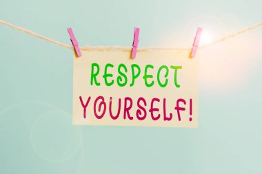 Kelime yazma metni Kendine Saygı duy. Sana iyi davranılması ve iyi davranılması için iş konsepti. Çamaşır ipi, çamaşır ipi, dikdörtgen, kağıt şekilli, hatırlatıcı beyaz ahşap masa..