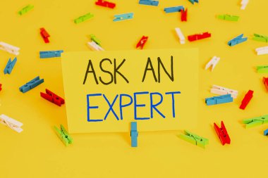 Uzmana Sorun'u gösteren metin işareti. Kavramsal fotoğraf bir şey ya da bilgili Renkli clothespin kağıtları boş hatırlatma sarı zemin arka plan ofis hakkında beceri ye sahip birine danışın.