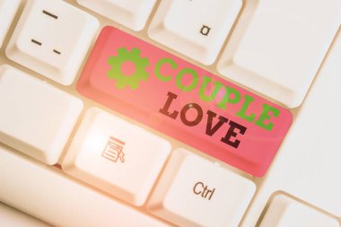 Çift Aşkını gösteren kavramsal el yazısı. İki numaralı iş fotoğrafı birbirini çok seven kişileri gösteriyor Beyaz bilgisayar klavyesi beyaz arkaplanının üstünde nota kağıdı ile zevk alıyor.