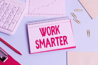 El yazısı metin Çalışma Zekası. Kavrama derken, hedeflere en verimli şekilde ulaşmak için kağıt mavi masa bilgisayarı klavye ofis çalışması not defteri çizelgesi sayıları notları.