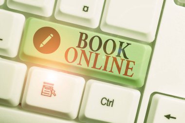 İnternette el yazısı metni yazmak. Sadece beyaz arkaplan anahtar boşluğunun üzerinde boş not kağıdı bulunan İnternet Beyaz pc klavyesinde okunabilen kitap benzeri form kavramını kabul et.