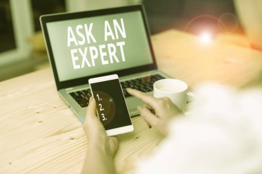 Bir Uzmana Sor yazısını gösteriyor. Kavramsal fotoğraf danışma bir şey ya da bilgili bir kadın laptop bilgisayar akıllı telefon sabıka ofisi teknolojik cihazlar sağlar.