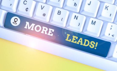 Daha fazla ipucu gösteren not yazılıyor. İş fotoğraflarında tüketici girişimi araştırması beyaz arkaplanının üzerinde notla birlikte beyaz pc klavye ürünleri veya hizmetler hakkında bilgi veriliyor.