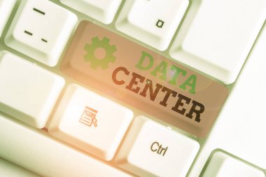 Veri Merkezini gösteren kavramsal el yazısı. İş fotoğrafı metni, sunucular gibi hesaplama olanaklarını barındıran bir depo. Beyaz pc klavye ve beyaz arkaplan üzerindeki not kağıtları.