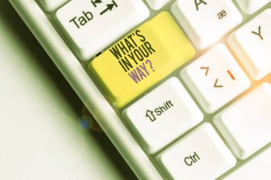 S In Your Way sorusunu gösteren not yazma. Beyaz arka plan üzerinde not kağıdı ile belirli bir eylem Beyaz pc klavye için birinin ihtiyacı olan iş fotoğrafı.