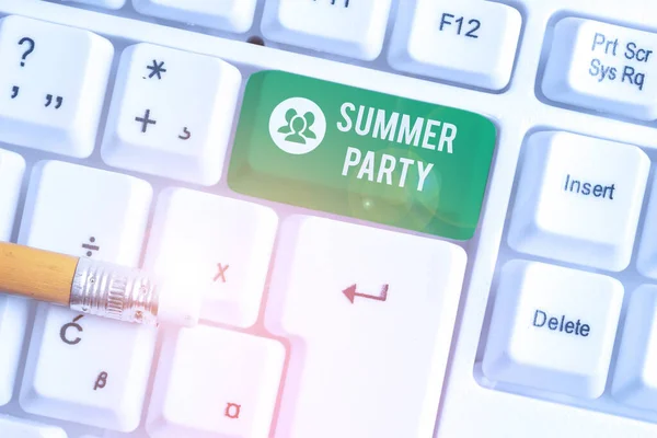 Handschrift tekst schrijven Summer Party. Concept betekent sociale bijeenkomst gehouden tijdens het zomerseizoen of schoolreisje Witte pc toetsenbord met lege nota papier boven witte achtergrond toets kopieerruimte. — Stockfoto