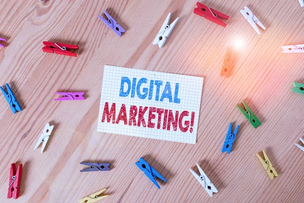 Handschrift tekst schrijven Digital Marketing. Concept betekent marktproducten of -diensten met behulp van technologieën op internet Kleurwaspinpapier lege herinnering houten vloer achtergrondkantoor. — Stockfoto