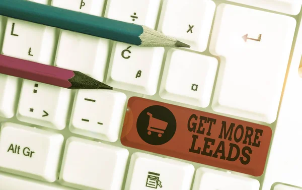 Escrevendo nota mostrando Get More Leads. Foto de negócios mostrando para ter mais clientes e melhorar suas vendas alvo Teclado pc branco com papel de nota acima do fundo branco . — Fotografia de Stock