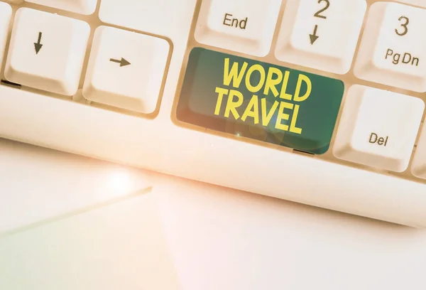 手書き文字｜World Travel遠くの地理的位置の間の表示の動きを意味する概念白い背景キーコピースペースの上に空のノート紙と白いPCキーボード. — ストック写真
