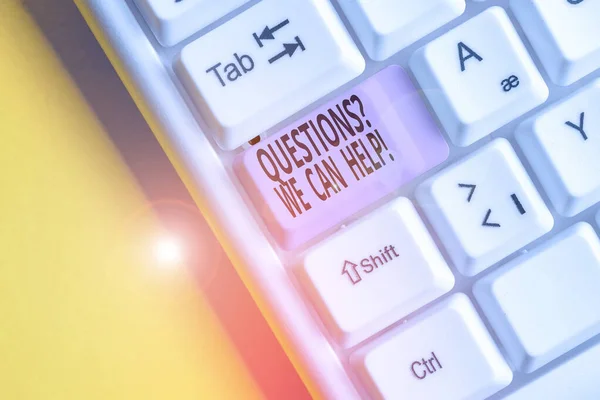 Signo de texto que muestra Questionsquestion Podemos ayudar. Foto conceptual que ofrece ayuda a aquellos que quieren saber teclado blanco de la PC con papel de nota vacío por encima del espacio de copia de la tecla de fondo blanco . —  Fotos de Stock