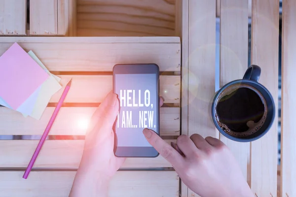Концептуальне написання руки, що показує Hello I Am New. Діловий фототекст представляє себе в групі як свіжий працівник або студентка з ноутбуком смартфоном і офісною технологією поставок. — стокове фото
