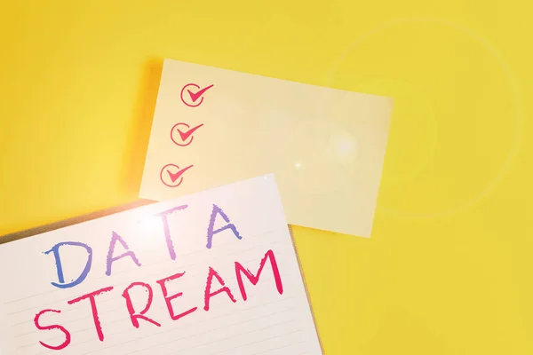 Scrittura concettuale a mano che mostra Data Stream. Business photo sequenza di testo di segnali coerenti codificati digitalmente utilizzati per trasmettere carta arancione vuota con spazio di copia sul tavolo giallo . — Foto Stock