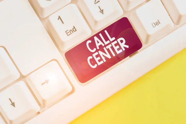 Palavra escrevendo texto Call Center. Conceito de negócio para um escritório em que um grande número de chamadas telefônicas são tratadas Teclado pc branco com papel de nota vazio acima espaço de cópia de chave de fundo branco . — Fotografia de Stock