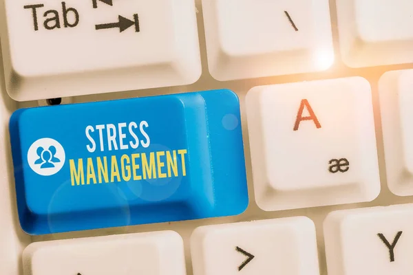 Schrijfbriefje met stressmanagement. Business foto showcasing methode van het beperken van stress en de effecten ervan door het leren van manieren Toetsenbord met nota papier op witte achtergrond zeer belangrijke kopieerruimte. — Stockfoto