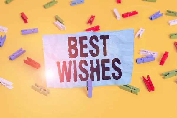 Conceptuele handschrift tonen Best Wishes. Zakelijke foto presentatie van een uitdrukking van hoop voor iemand s is toekomstige geluk of welzijn Gekleurde wasknijpers lege herinnering gele vloer kantoor. — Stockfoto