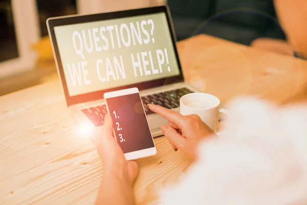 Sinal de texto mostrando perguntas que podemos ajudar. Foto conceitual oferecendo ajuda para aqueles que querem saber mulher laptop computador smartphone caneca escritório fornece dispositivos tecnológicos . — Fotografia de Stock