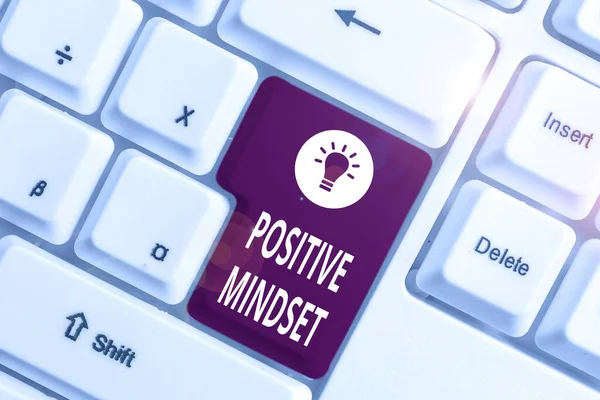 Escrita de mão conceitual mostrando mentalidade positiva. Foto de negócios texto atitude mental em que você espera resultados favoráveis Teclado pc branco com papel de nota acima do fundo branco . — Fotografia de Stock