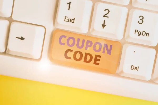 Word writing text coupon code. Geschäftskonzept für ein Ticket oder Dokument, das gegen einen finanziellen Rabatt eingelöst werden kann weiße PC-Tastatur mit leerem Notizpapier über weißem Hintergrund Schlüsselkopierraum. — Stockfoto