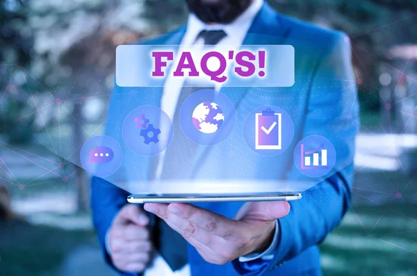 Schrijfnotitie met Faq S. Zakelijke foto showcasing lijst van vragen en antwoorden met betrekking tot een bepaald onderwerp Mannelijke menselijke kleding formele pak presenteren met behulp van smart device. — Stockfoto