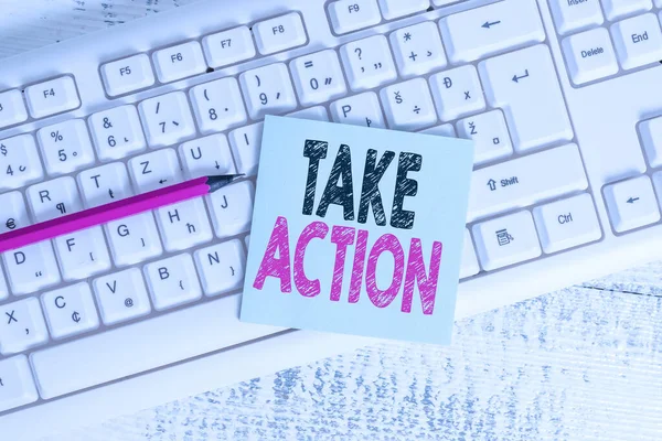 Escrevendo nota mostrando Take Action. Foto de negócios mostrando para fazer algo oract a fim de obter um resultado particular Teclado escritório suprimentos forma retângulo papel lembrete madeira . — Fotografia de Stock