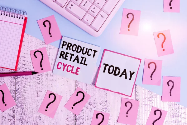 Conceptuele handschrift tonen Product Retail Cycle. Zakelijke foto presentatie als merk vordert door opeenvolging van fasen Schrijfgereedschap en gekrabbeld papier op de top van de houten tafel. — Stockfoto