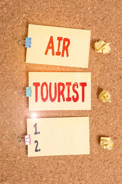 Hava Turisti 'nin el yazısı. Herhangi bir uçan nesne tarafından bir yerden bir yere gitmek anlamına gelen kavramsal boş çıkartma hatırlatıcı not kare reklam panosu masa tahtası kağıdı. — Stok fotoğraf