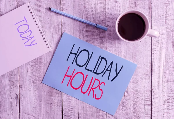 Schreibnotiz mit den Feiertagszeiten. Geschäftsfotos, auf denen ein Angestellter neben einer Tasse schwarzen Kaffees über dem Holztisch das Doppelte seines normalen Gehalts für alle Stunden erhält. — Stockfoto