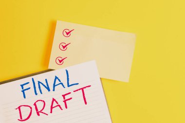 Son Taslak 'ı gösteren kavramsal el yazısı. Bir çok düzenleme ve yeniden yazmadan sonra bir şeyin iş fotoğrafı metin son sürümü Sarı tablo üzerinde kopyalama alanı ile boş turuncu kağıt.