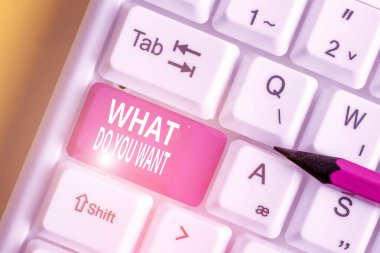 Ne İstiyorsanız gösteren not yazma. Birisine bir şey sunmak veya beyaz arka plan üzerinde not kağıdı ile onların ihtiyacı beyaz pc klavye soran için kullanılan İş fotoğraf vitrin.