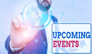 Yaklaşan Olayları gösteren bir not yazıyorum. İş fotoğraflarında, yaklaşan toplumsal ya da toplumsal etkinlikleri gösteren erkek giyimi akıllı aygıt kullanılarak sunulmaktadır..