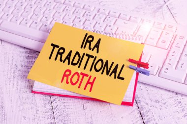 Metin işareti Ira Geleneksel Roth 'u gösteriyor. Kavramsal fotoğraf hem devlet hem de federal defter kağıtlarında vergiden düşülebilir. Çengelli çarşaf iğneli beyaz klavye lambası ahşap..