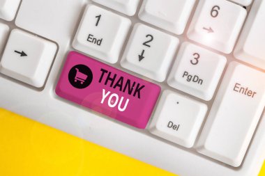 El yazısı. Teşekkür ederim. Beyaz arkaplan anahtar boşluğunun üzerinde boş not kağıdı bulunan bir hediye veya hizmet verirken kullanılan kibar bir ifade kavramı.