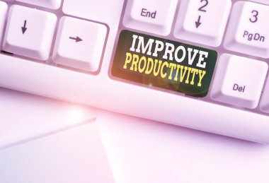 El yazısı yazıları verimliliği kanıtlıyor. Beyaz arkaplan anahtar alanı üzerinde boş not kağıdı ile makine verimliliği ve işlem verimliliği kavramı beyaz pc klavye kopyalama.
