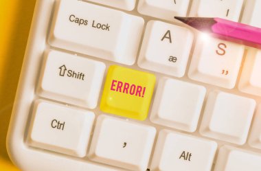 Hata gösteren kavramsal el yazısı. Beyaz arkaplanının üzerinde nota kağıdı olan beyaz pc klavye programında ya da yönetim kararında hatalı olmanın durumunu gösteren iş fotoğrafı.