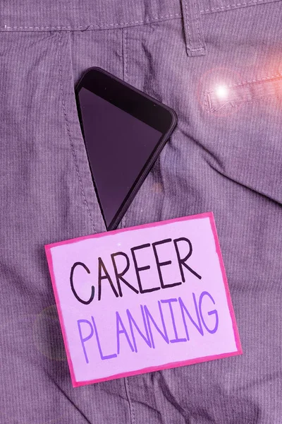 Tekstbord met carrièreplanning. Conceptuele foto Strategisch plannen van uw carrièredoelen en succes op het werk Smartphone apparaat in formele werkbroek voorzak in de buurt van nota papier. — Stockfoto