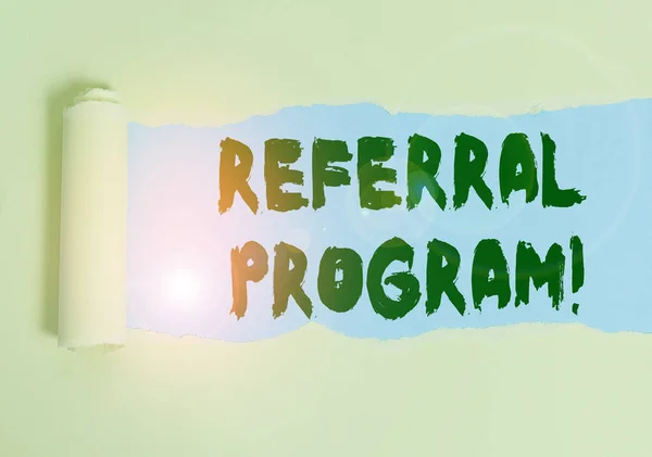 Word writing text Referral Program. Obchodní koncept pro zaměstnance je odměněn za zavedení vhodných rekrutů Karton, který je uprostřed trhán nad prostým pozadím stolu. — Stock fotografie