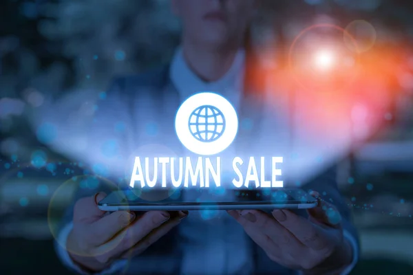 Autumn Sale 'i gösteren bir not yazıyorum. İş fotoğrafçılığı her yaz indirimli ürünler sunuyor.. — Stok fotoğraf