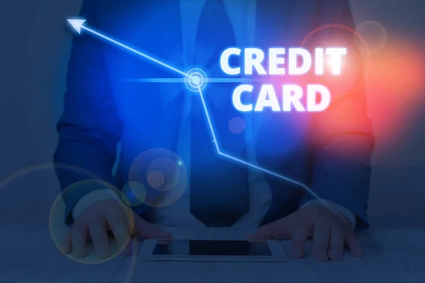 Píšu zprávu o kreditní kartě. Podnikové foto showcasing karta, která vám umožní půjčit si peníze proti řádku úvěrů. — Stock fotografie