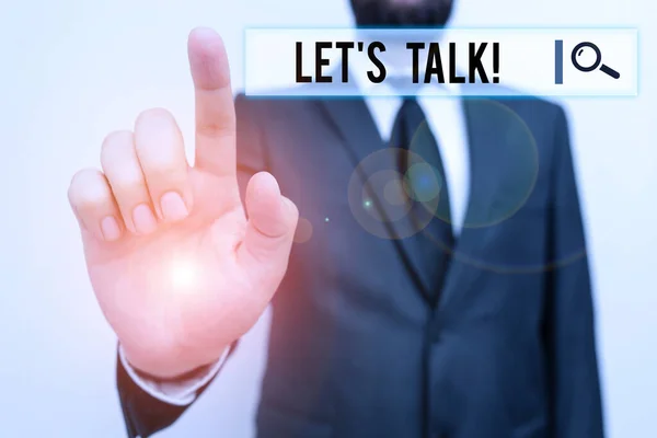 Tekstbord met Let S Is Talk. Conceptuele foto suggereert in het begin van een gesprek over het onderwerp Man mens met baard dragen formele werkpak kleding heffen een hand omhoog. — Stockfoto