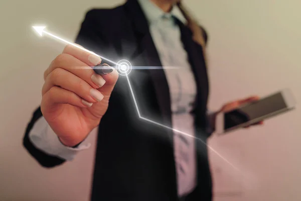 Mujer humana presentando una presentación utilizando los últimos dispositivos sofisticados. La mujer usa un traje de trabajo formal que presenta cómo funciona el gadget inteligente. foto de la vida moderna . —  Fotos de Stock