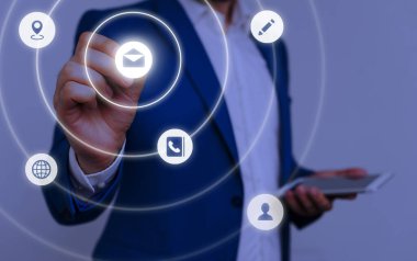 Erkek insan en son gelişmiş cihazları kullanarak sunum yapıyor. Adam, akıllı aletlerin nasıl çalıştığını gösteren resmi bir takım elbise giyiyor. Modern hayatın fotoğrafı..