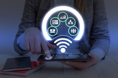 Modern teknoloji akıllı aygıtında ağ sisteminin fotoğrafı. Şematik ağ haberleşme bilgisinin resimli resim simgesi