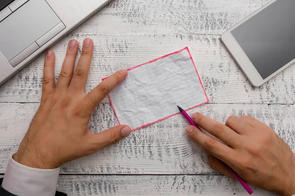 Handheld notepaper naast stationaire en high-tech smartphone apparaat.Schrijfapparatuur geplaatst in de buurt van dunne telefoon moderne hi-tech gadget boven klassieke houten achtergrond — Stockfoto