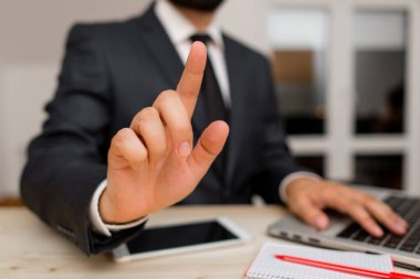Erkek insan resmi iş kıyafetleri giyer yüksek teknoloji akıllı telefon cihazının sunumunu yapar. Takım elbiseli ve kravatlı bir adam küçük cep telefonu teknolojisi gösteriyor.